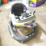 مشاية أطفال بشكل سيارة