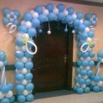 مجموعة بالونات هيليوم باللون الأزرق الفاتح والأبيض